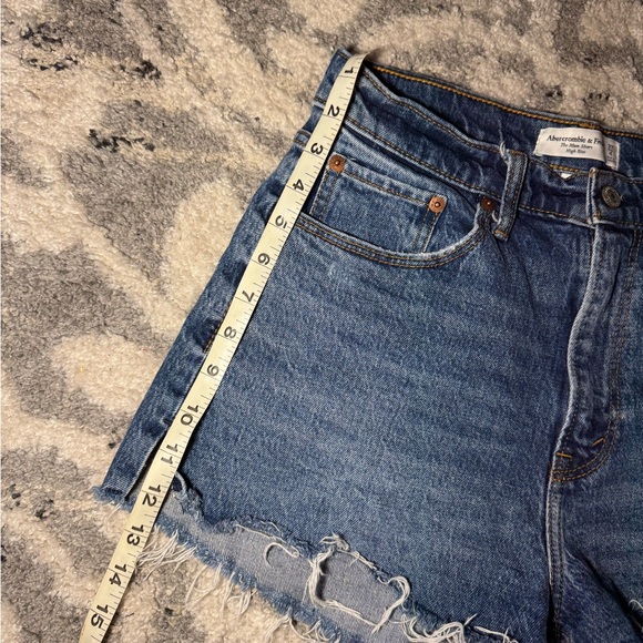 Abercrombie and Fitch Curve Love High Rise Mom Denim Short🔹 - Picture 5 of 7